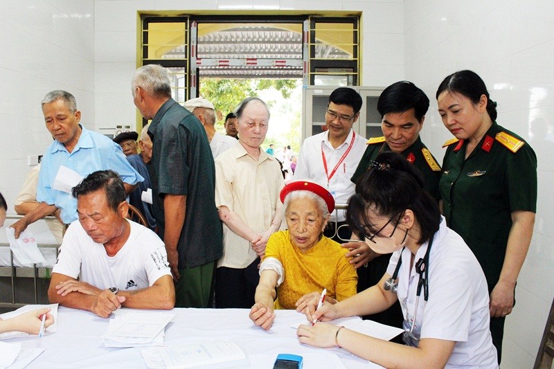 Đối tượng chính sách, người có công của xã Ngọc Hòa, huyện Chương Mỹ (Hà Nội) được các y bác sỹ tận tình khám bệnh, tư vấn sức khỏe