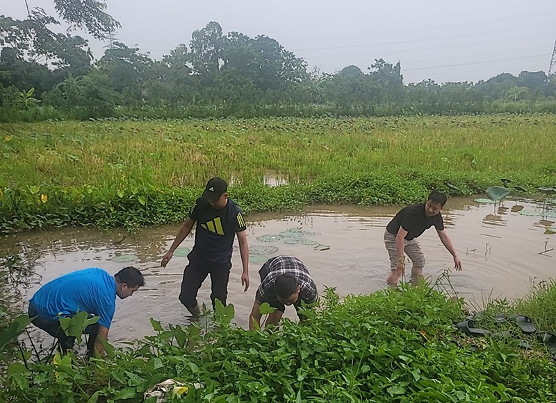 Lực lượng chức năng mò tìm tang vật vụ án