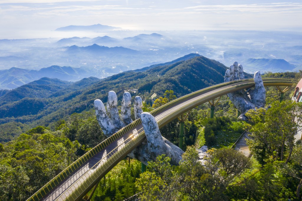 Cầu Vàng tại khu du lịch Sun World Ba Na Hills, Đà Nẵng