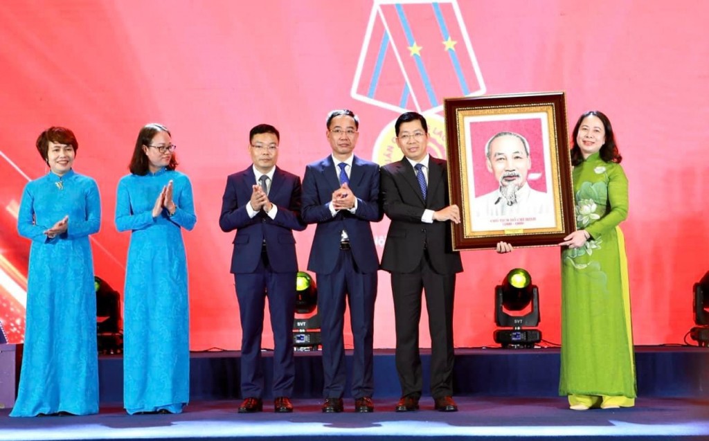 Phó Chủ tịch nước Võ Thị Ánh Xuân thực hiện nghi thức tặng Huân chương Lao động hạng Nhì cho Cục Báo chí 