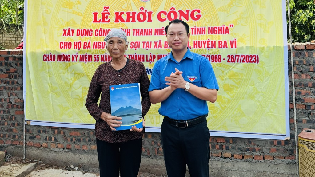 Bí thư Huyện đoàn Ba Vì Triệu Sinh Tuyển trao kinh phí hỗ trợ xây nhà đến cựu thanh niên xung phong Nguyễn Thị Sợi 