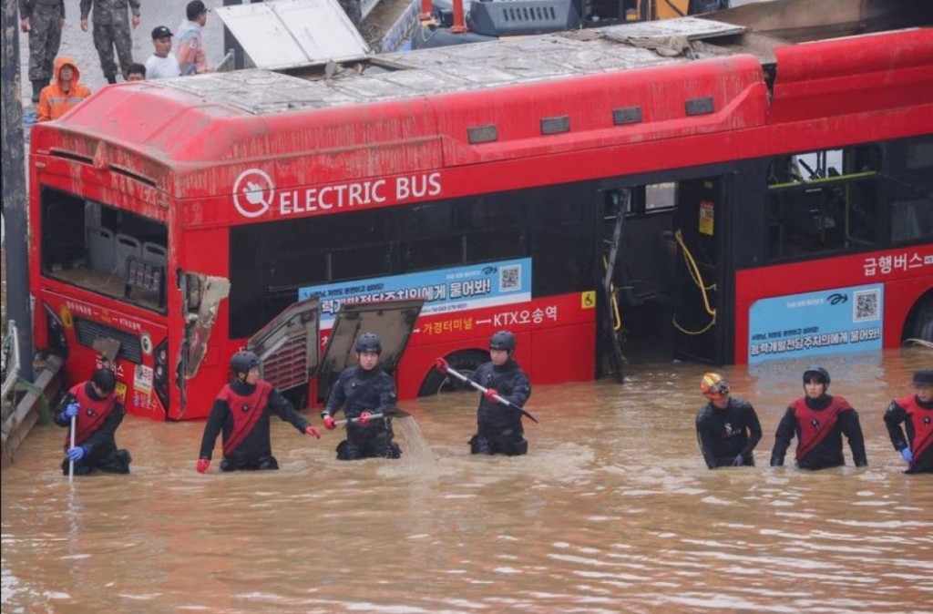 Lũ lụt ở Hàn Quốc đã khiến hàng chục người thiệt mạng trong những mùa mưa gần đây khi thời tiết trở nên ngày càng cực đoan (Ảnh: Reuters)