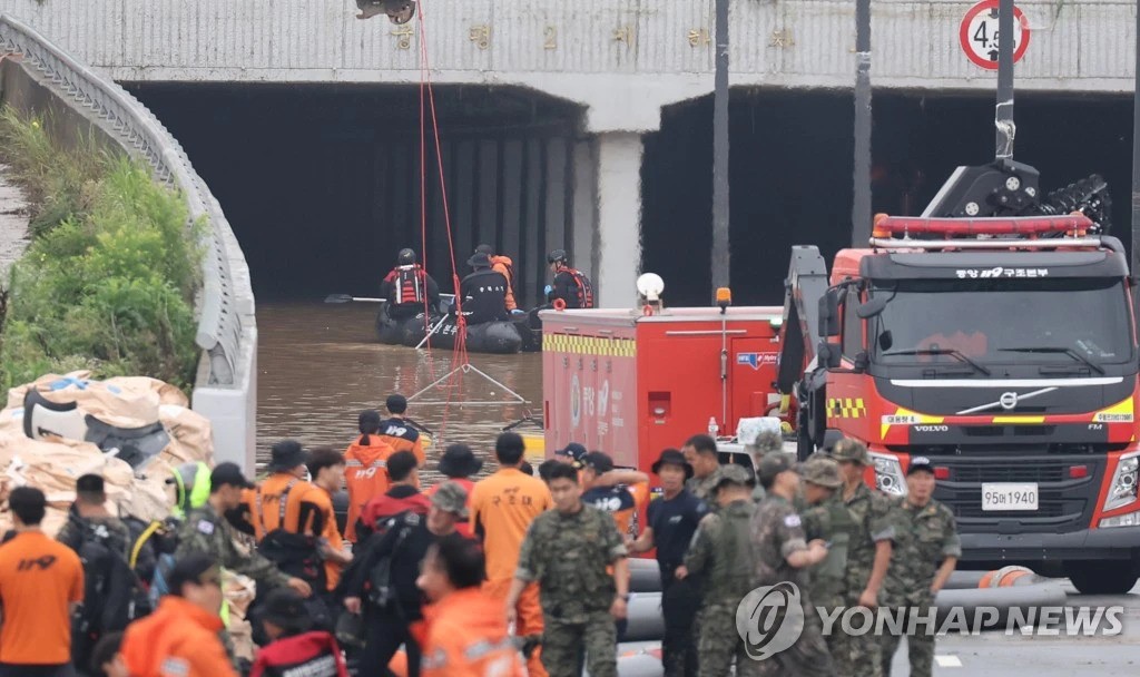 Hoạt động tìm kiếm cứu nạn trong một đường hầm ngầm bị ngập nước ở Osong, thành phố CheongjuẢnh: Yonhap