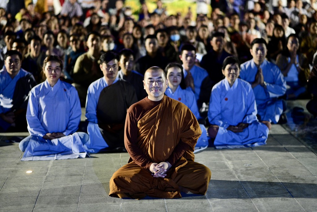 Thầy Thích Minh Niệm cùng các Phật tử thiền định tại quảng trường trên đỉnh núi Bà Đen