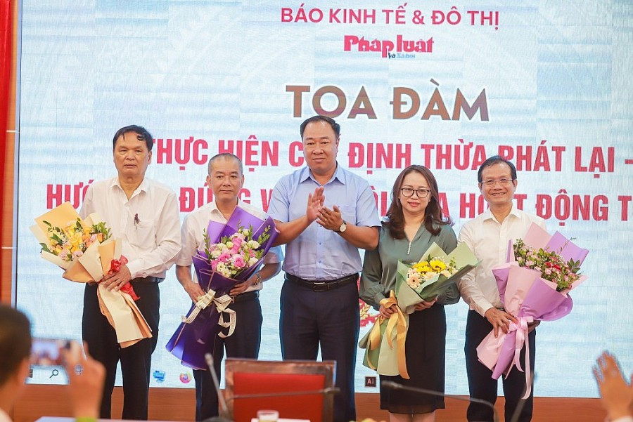 Các vị khách mời và diễn giả tham gia buổi Tọa đàm chụp ảnh lưu niệm cùng Ban tổ chức