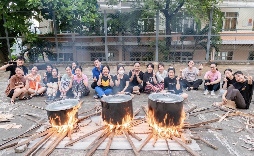 Đoàn Thanh niên Trường ĐH Kinh tế Đà Nẵng nấu và phát 250 suất mỳ Quảng cho các bệnh nhân tại Bệnh viện Phụ sản - Nhi (Ảnh Đ.Minh)