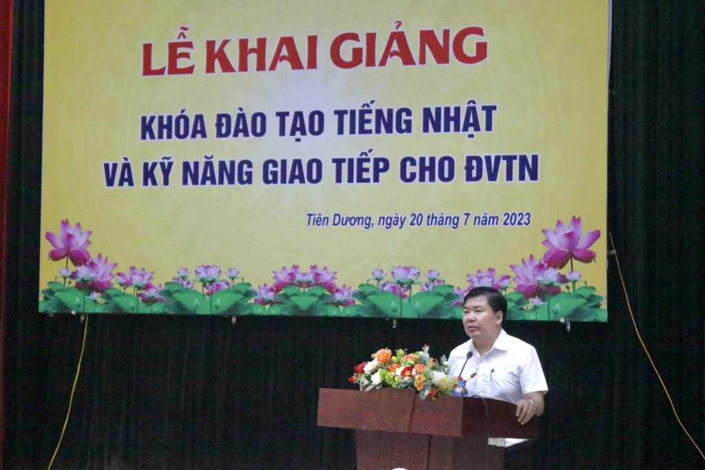Đồng chí Trần Đức Hòa – Phó Giám đốc phụ trách Trung tâm Dịch vụ việc làm và Hỗ trợ thanh thiếu niên Hà Nội phát biểu khai mạc