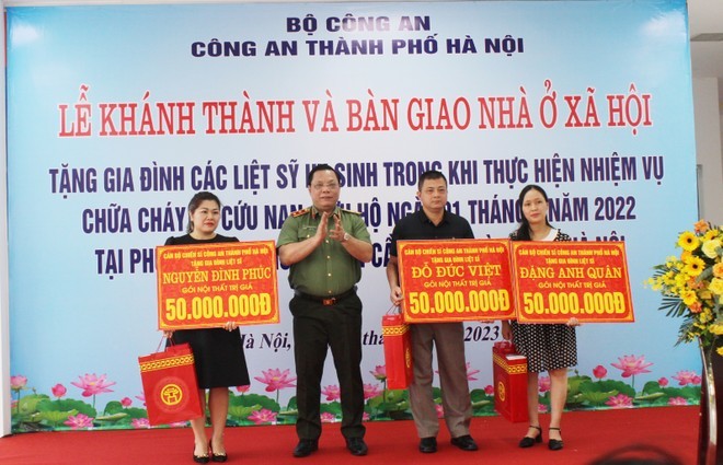 Trung tướng Nguyễn Hải Trung trao quà tặng thân nhân các gia đình liệt sĩ
