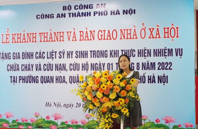 Chị Nguyễn Thu Huyền phát biểu cảm ơn