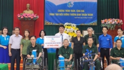 Hội LHPN quận Hoàng Mai thăm, tặng quà tri ân người có công với cách mạng