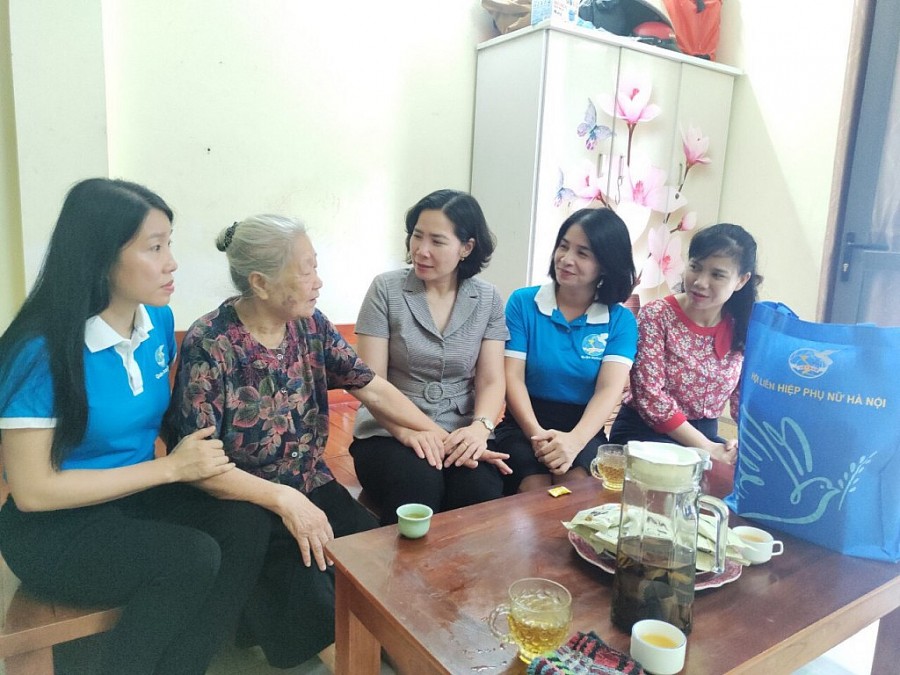 Đoàn công tác tới thăm và tặng quà Mẹ Tô Thị Sơn là vợ liệt sỹ tại phường Hoàng Liệt