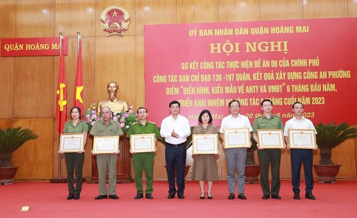 Chủ tịch UBND quận Hoàng Mai Nguyễn Minh Tâm trao Bằng khen của Thành phố cho các tập thể có thành tích xuất sắc trong các phong trào thi đua