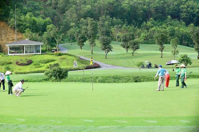 Tập golf không giới hạn tại sân Hilltop Valley