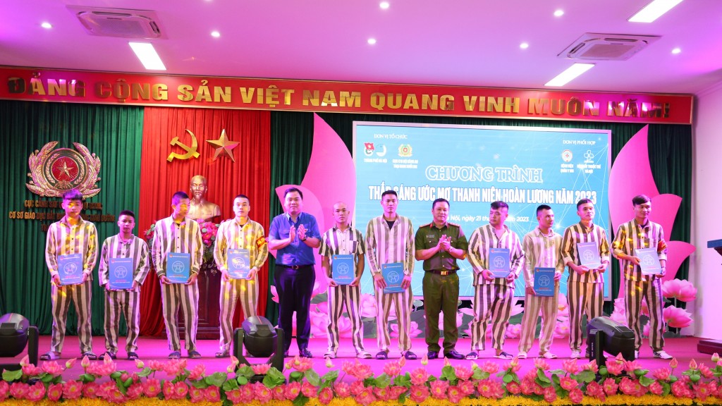 Niềm vui của các phạm nhân trong "Thắp sáng ước mơ thanh niên hoàn lương" năm 2023