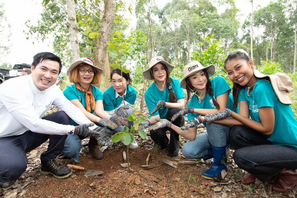 Các thành viên BTC Miss Earth Việt Nam 2023 cùng trồng cây