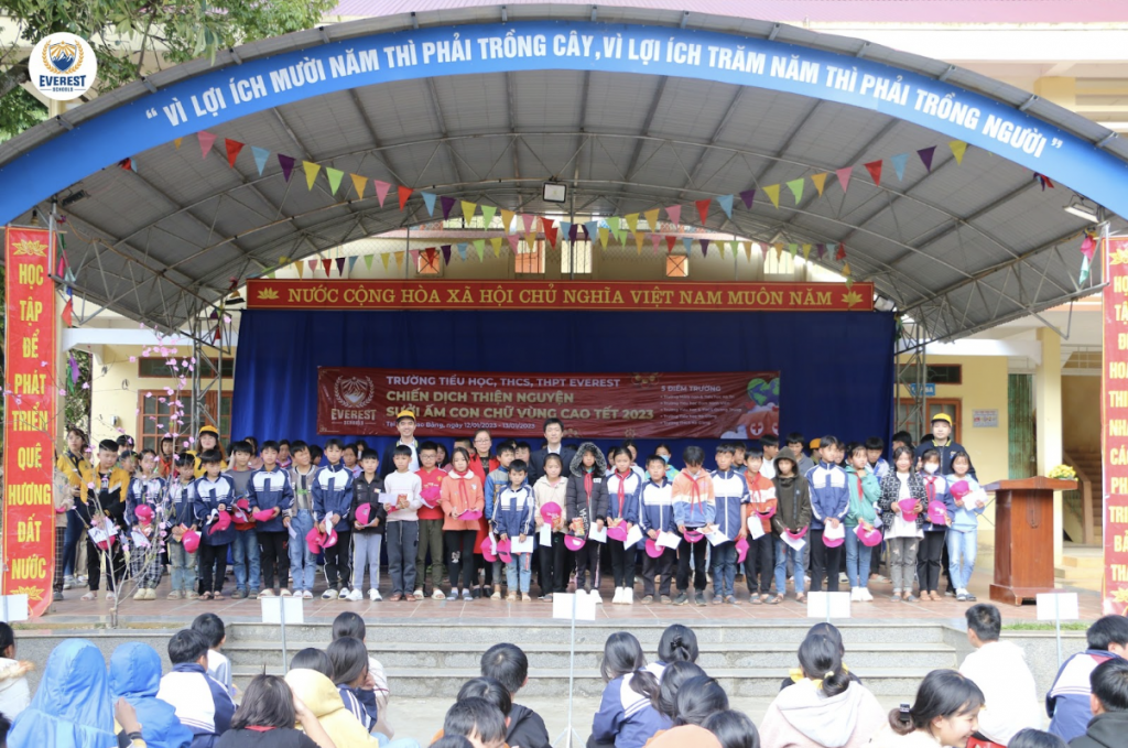 Quỹ thiện nguyện E-Together - “Sưởi ấm con chữ vùng cao” trao quà  tại 5 điểm trường đặc biệt khó khăn của tỉnh Cao Bằng