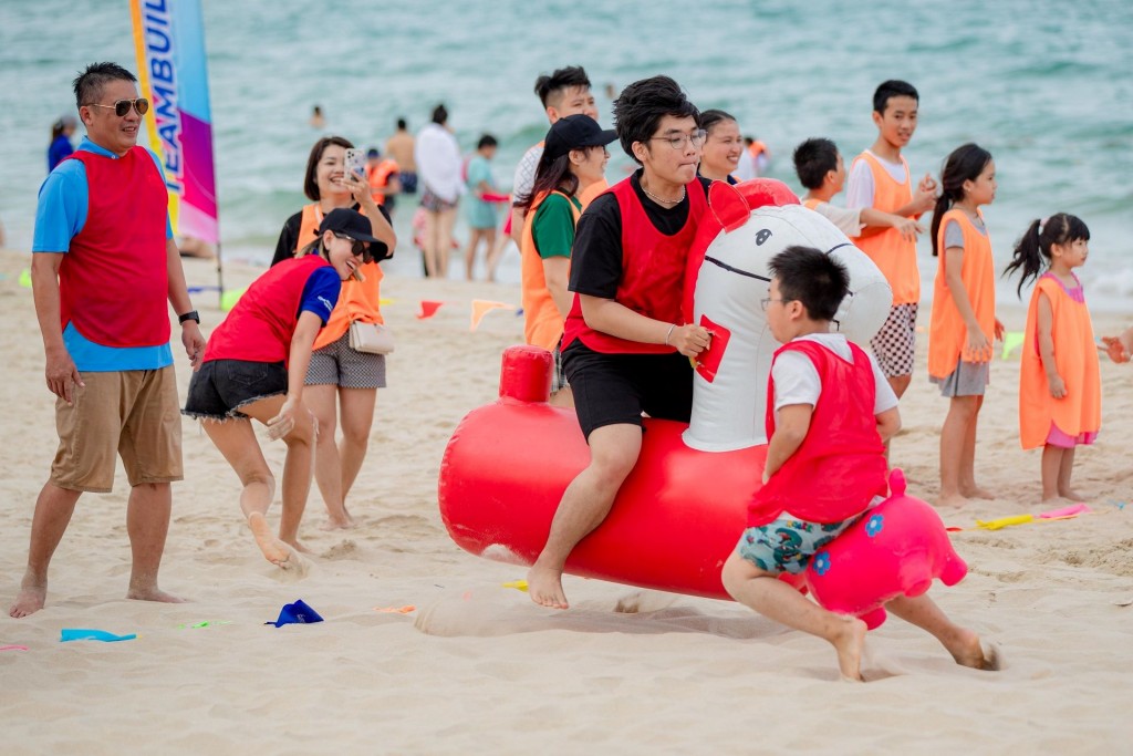 Hoạt động team building gắn kết thành viên.