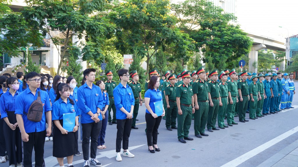 Hơn 100 đoàn viên, dân quân tự vệ từ 21 phường trên địa bàn quận đã có mặt trong buổi lễ