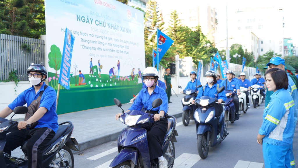 Lực lượng đoàn viên triển khai tuyên truyền trên các tuyến phố, góp phần nâng cao ý thức người dân