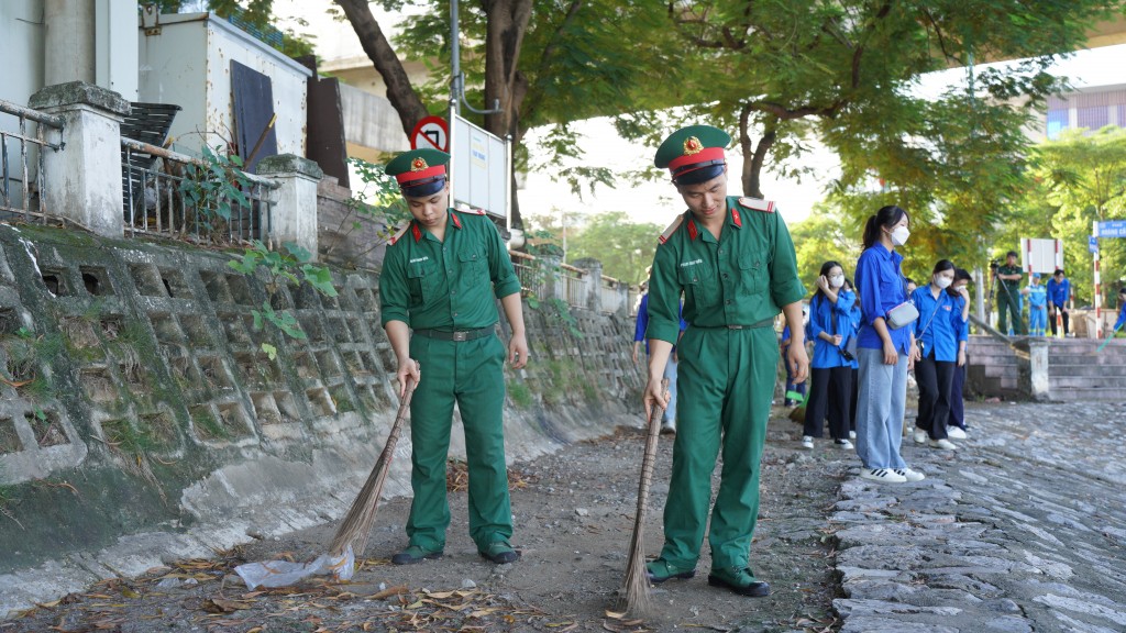 Các quân nhân cùng tham gia làm sạch môi trường trên địa bàn quận