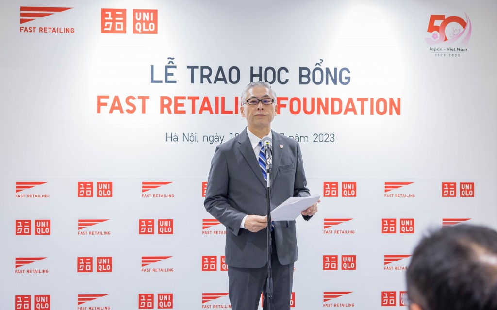 2 - Ông Koyama Noriaki, Tổng Thư ký Cấp cao Quỹ Fast Retailing, Phó Tổng Giám đốc Cấp cao Tập đoàn Fast Retailing