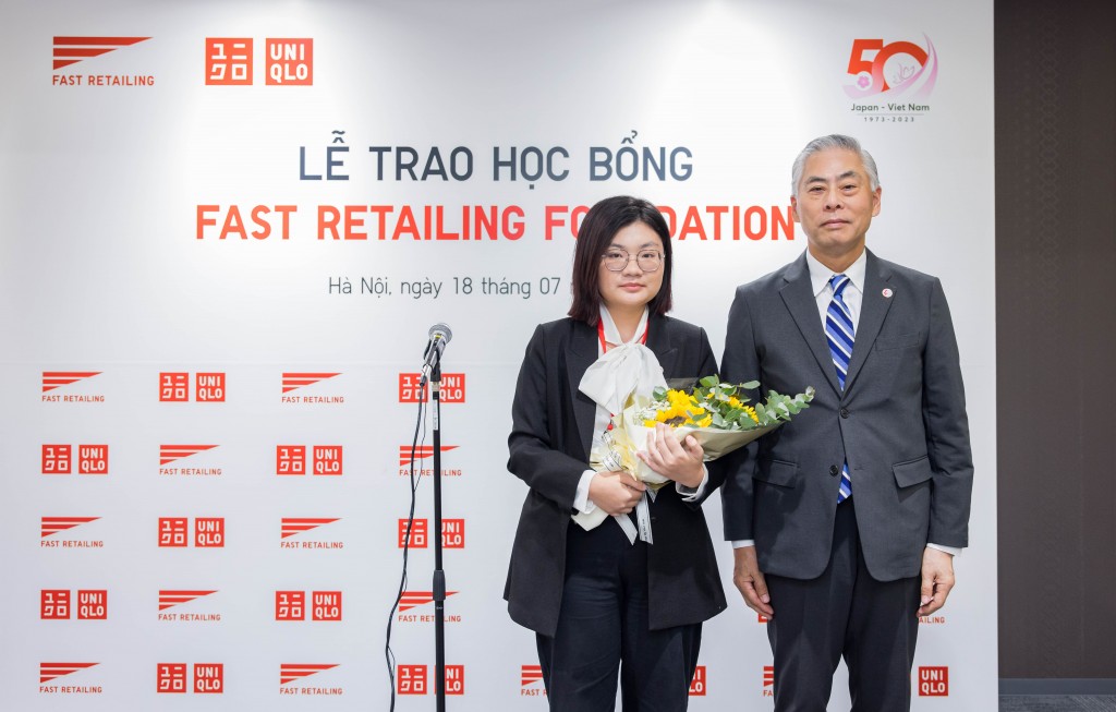 Quỹ Fast Retailing trao tặng 6 suất học bổng bậc cử nhân cho du học sinh Việt Nam