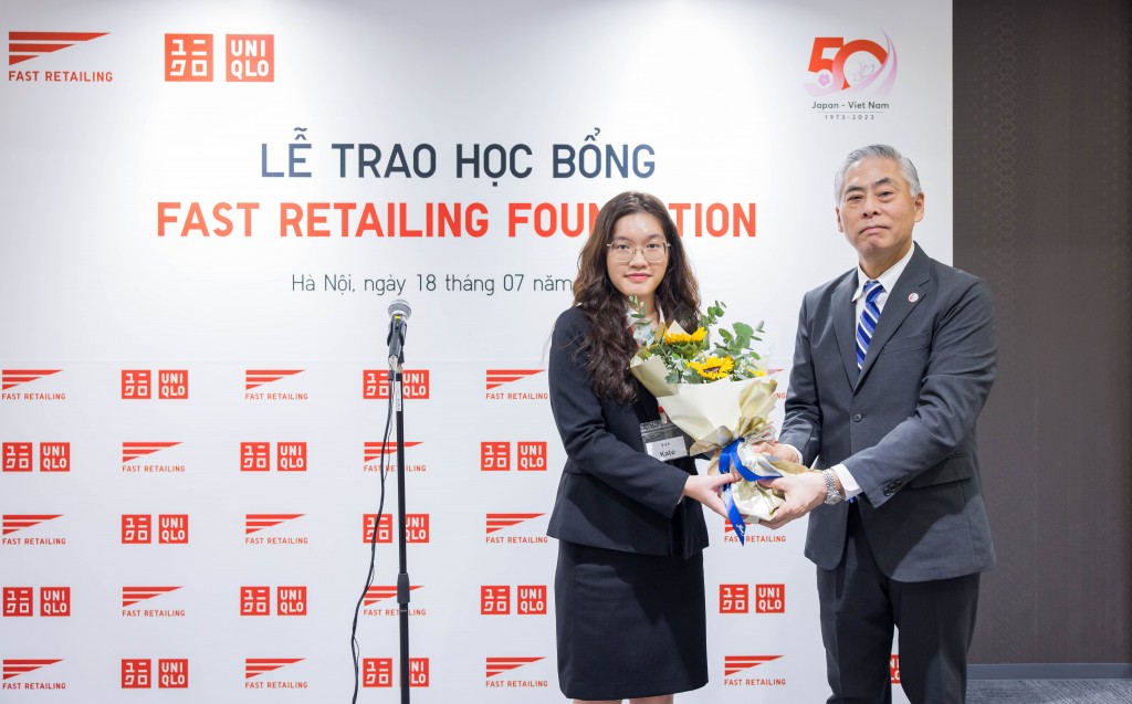 Quỹ Fast Retailing trao tặng 6 suất học bổng bậc cử nhân cho du học sinh Việt Nam