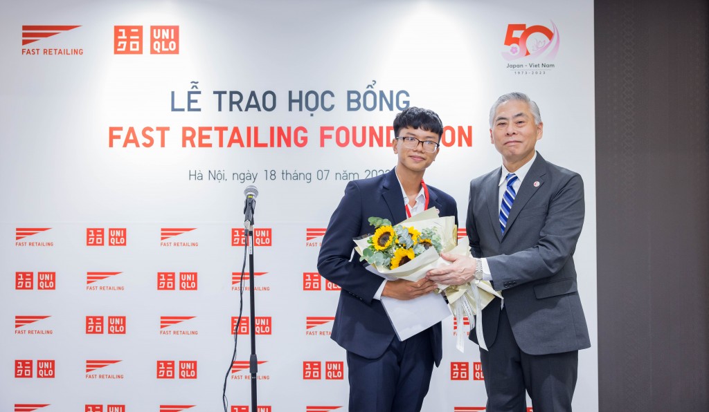 Quỹ Fast Retailing trao tặng 6 suất học bổng bậc cử nhân cho du học sinh Việt Nam