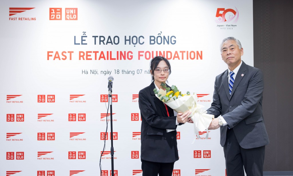 Quỹ Fast Retailing trao tặng 6 suất học bổng bậc cử nhân cho du học sinh Việt Nam