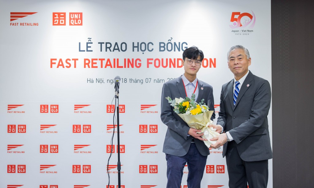 Quỹ Fast Retailing trao tặng 6 suất học bổng bậc cử nhân cho du học sinh Việt Nam