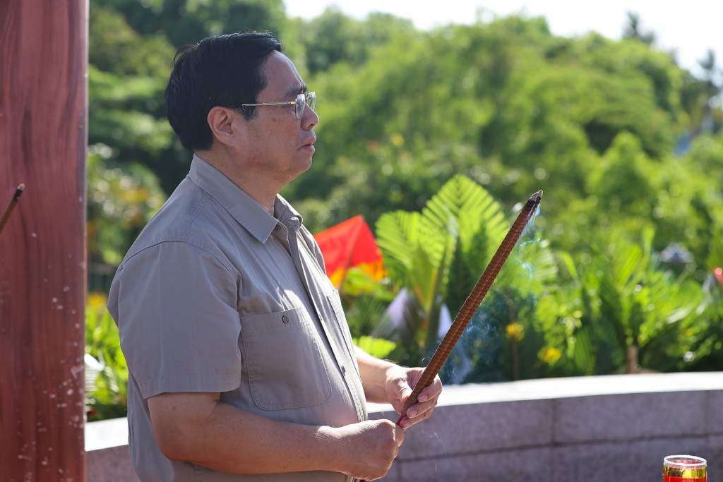 Thủ tướng Phạm Minh Chính dâng hương, tưởng nhớ, tri ân công lao to lớn của các anh hùng, liệt sĩ đã anh dũng hy sinh trong chiến dịch 81 ngày - đêm chiến đấu và bảo vệ thị xã Quảng Trị cũng như Thành cổ Quảng Trị. - Ảnh: VGP/Nhật Bắc