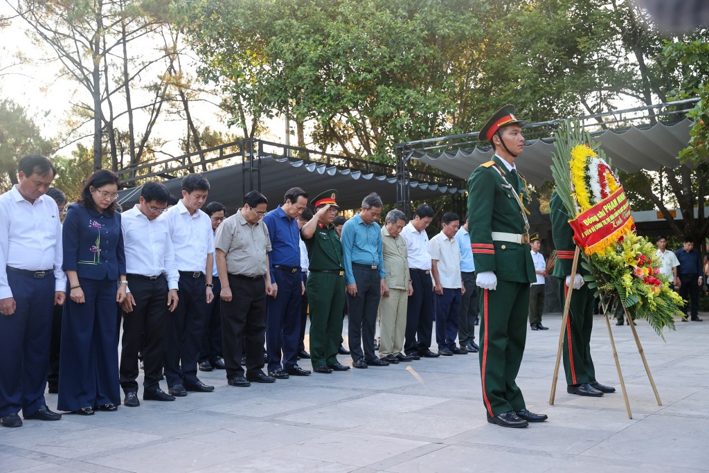 Thủ tướng Phạm Minh Chính và đoàn công tác tưởng niệm các anh hùng liệt sỹ tại Nghĩa trang Liệt sĩ quốc gia Trường Sơn - Ảnh: VGP/Nhật Bắc