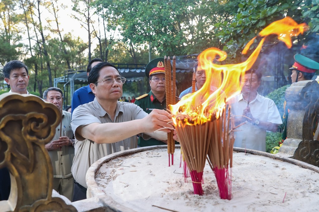 Thủ tướng dâng hương tưởng niệm các anh hùng liệt sĩ tại Nghĩa trang Liệt sĩ quốc gia Trường Sơn - Ảnh: VGP/Nhật Bắc