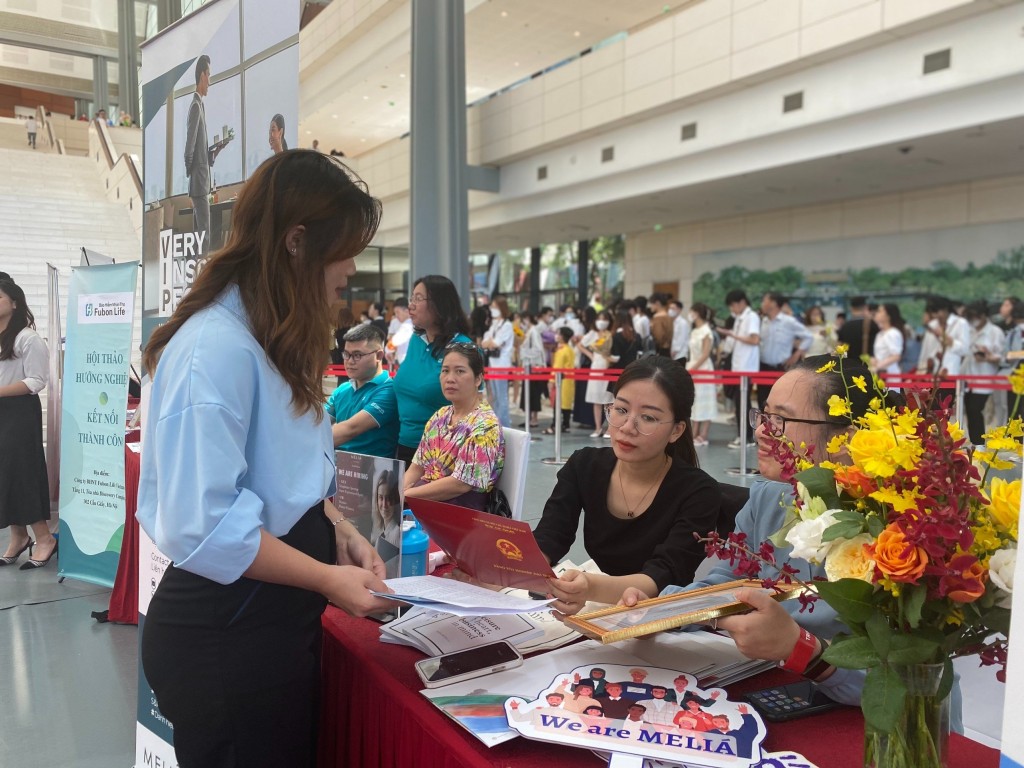 Hàng chục đơn vị sử dụng lao động với hơn 3000 vị trí việc làm dành cho người học của Trường Đại học Mở Hà Nội được tuyển dụng trực tiếp