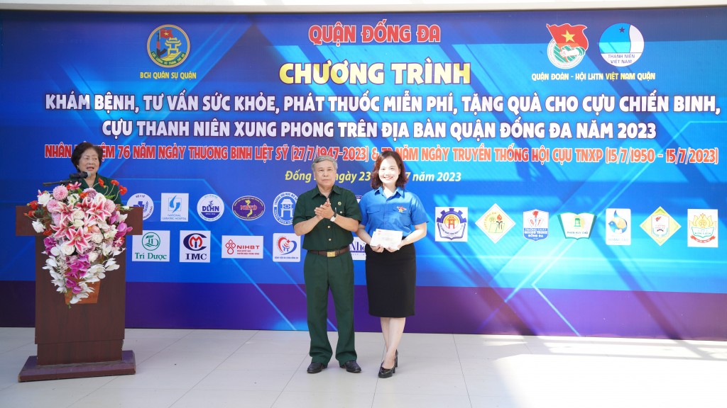 Bác Lê Đức Thảo – Chủ tịch Hội Cựu TNXP Quận Đống Đa trao huy hiệu cho Bí thư Quận đoàn Đống Đa Nguyễn Thị Thanh Tâm.