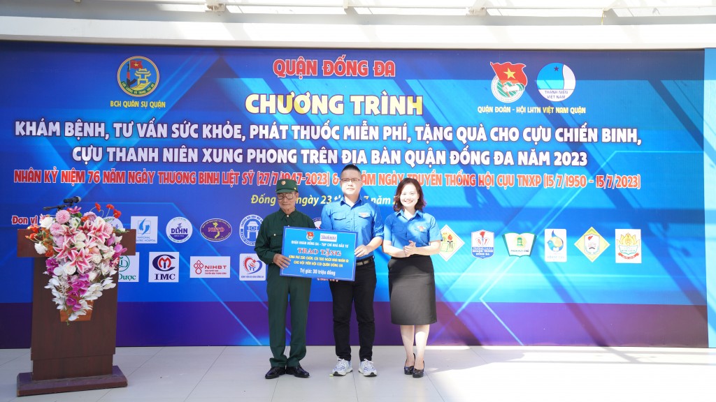 Với tinh thần tương thân tương ái, đạo lý uống nước nhớ nguồn và bày tỏ lòng tri ân sâu sắc, Ban thường vụ Quận đoàn Đống Đa đã kêu gọi các nhà hảo tâm và đại diện là Chi đoàn Tạp chí Nhà đầu tư đã cùng chung tay ủng hộ kinh phí sửa chữa, cải tạo 01 ngôi nhà nhân ái cho gia đình Hội viên Hội Cựu Chiến binh Quận có hoàn cảnh khó khăn.