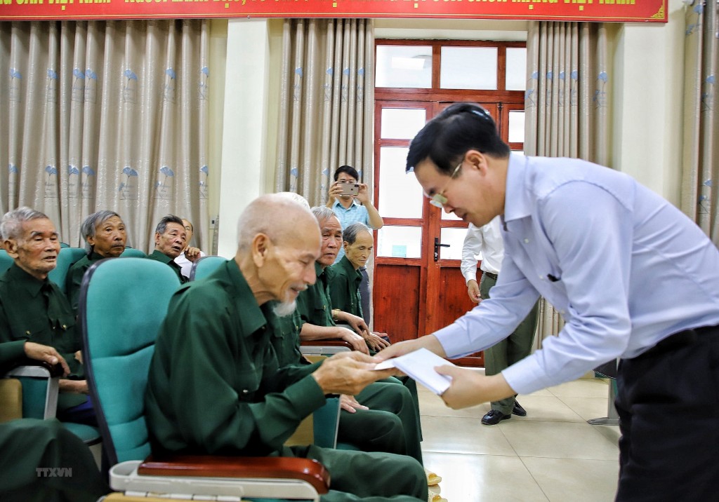 Chủ tịch nước Võ Văn Thưởng tặng quà cho thương binh, bệnh binh, người có công tại Trung tâm Điều dưỡng thương binh Lạng Giang