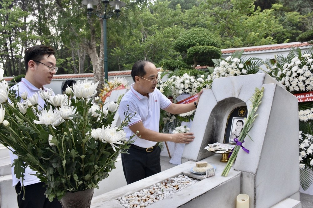 Đoàn công tác báo Tuổi trẻ Thủ đô tri ân và tưởng niệm tấm gương của các nữ chiến sỹ thanh niên xung phong khi xưa.