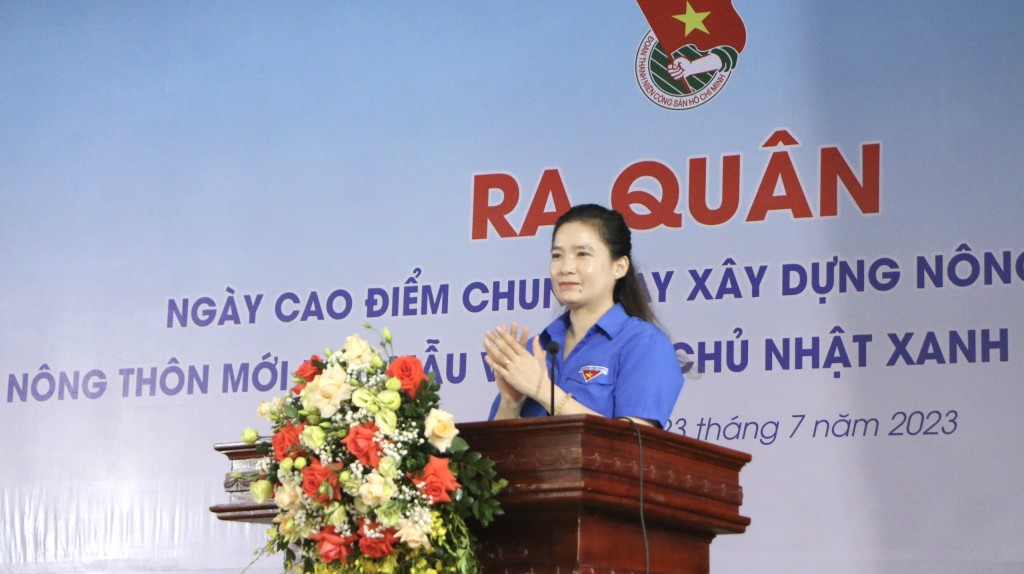 Đồng chí Vương Toàn Thu Thuỷ, Bí thư Thành đoàn Hải Phòng phát động lực lượng  Đoàn viên, thanh niên toàn thành phố ra quân trong Ngày cao điểm chung tay xây dựng nông thôn mới, ngày Chủ nhật Xanh lần thứ III