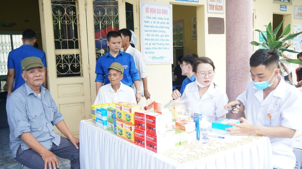 Lực lượng Đoàn viên thanh niên Trường Đại học Y, Hải Phòng khám bệnh, phát thuốc miễn phí cho nhân dân