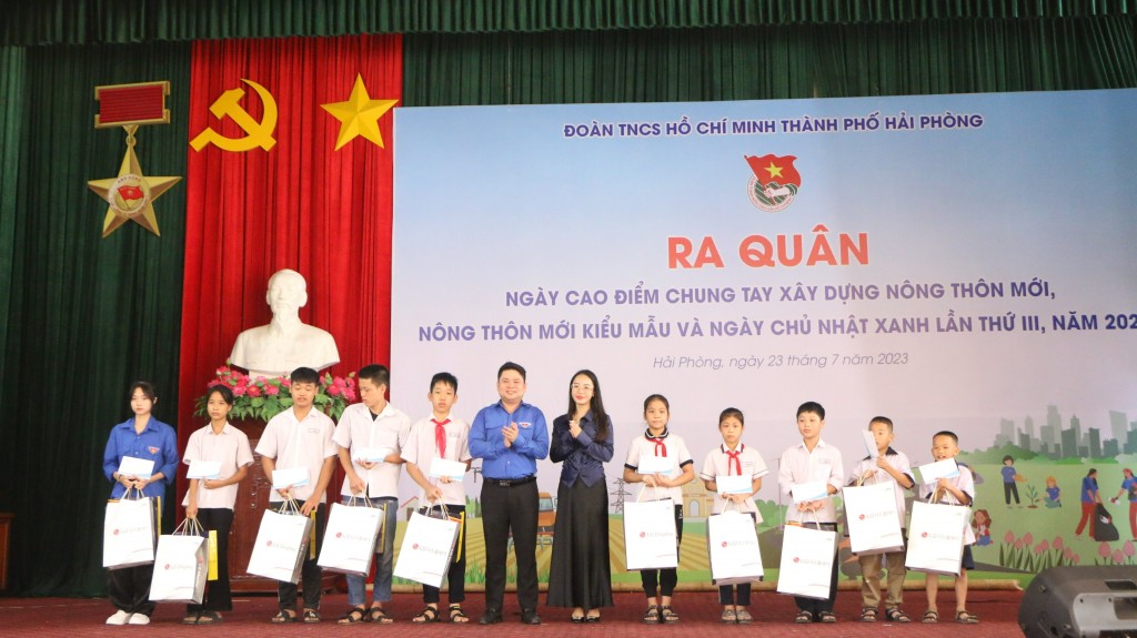 Tặng 20 túi quà an sinh xã hội cho 20 em học sinh có hoàn cảnh khó khăn