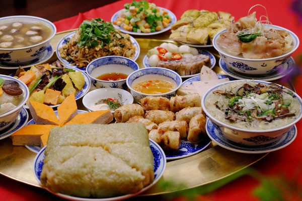 Mâm cỗ với những món ăn truyền thống thể hiện sự tinh tế trong kết hợp các món ăn, gia vị của người Hà Nội