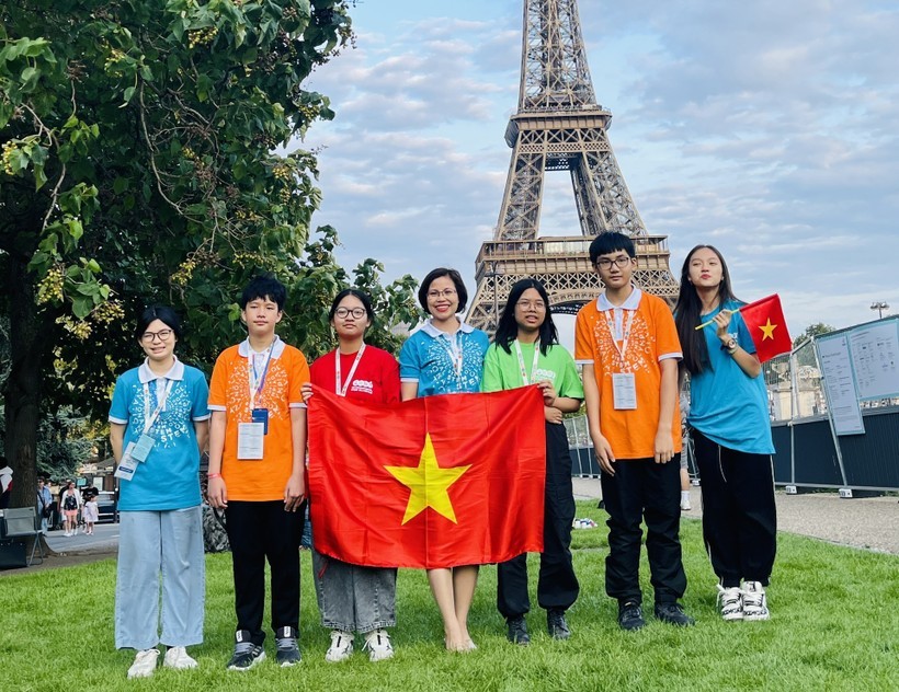 Cô giáo Lê Thị Loan cùng đoàn học sinh tham gia cuộc thi International STEM Olympiad 2023