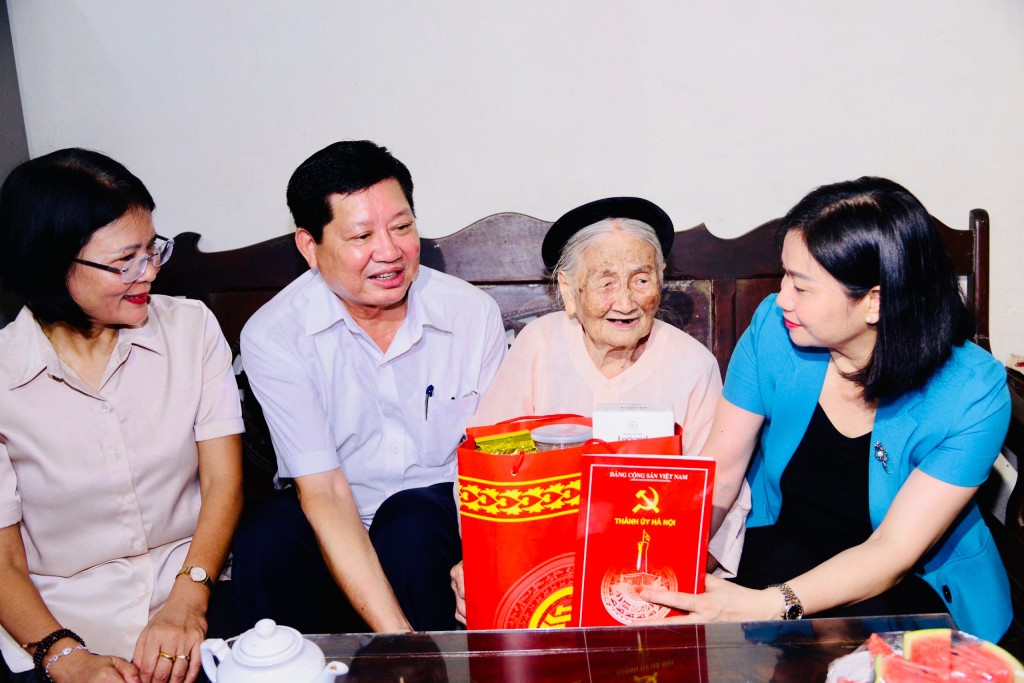 Lãnh đạo TP Hà Nội thăm thương, bệnh binh, gia đình chính sách tiêu biểu các huyện Thanh Trì, Gia Lâm