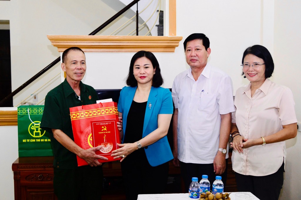 Lãnh đạo TP Hà Nội thăm thương, bệnh binh, gia đình chính sách tiêu biểu các huyện Thanh Trì, Gia Lâm