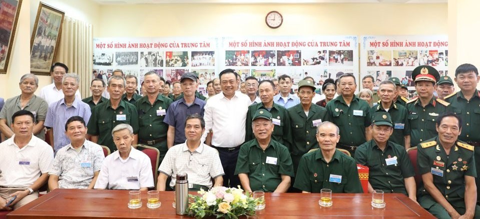 Chủ tịch UBND TP Hà Nội Trần Sỹ Thanh thăm, tặng quà thương binh, người có công tại Trung tâm Nuôi dưỡng và điều dưỡng người có công Hà Nội