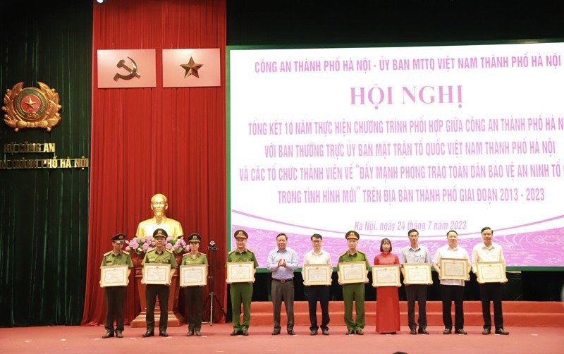 Phó Bí thư Thành ủy Nguyễn Văn Phong tặng Bằng khen cho các điển hình tiên tiến