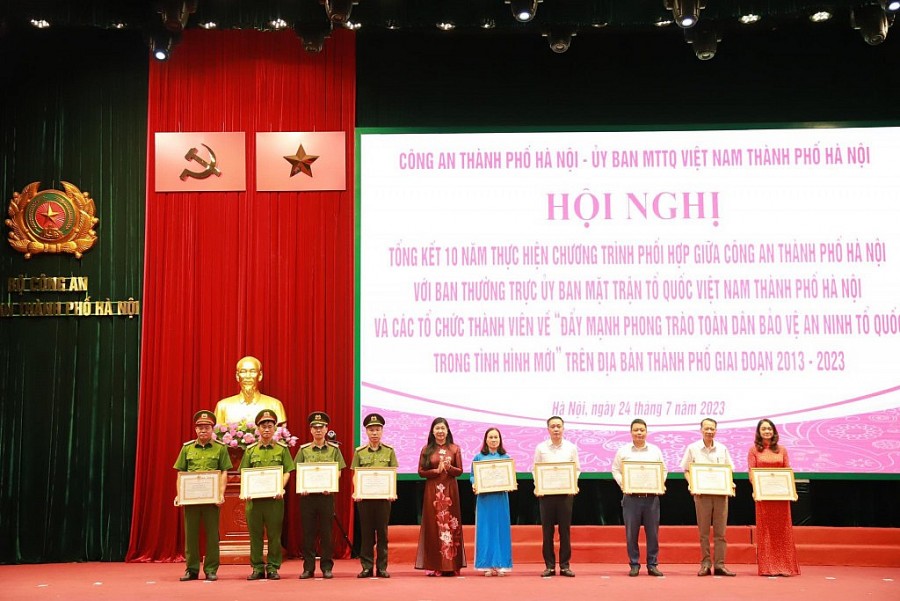 Đồng chí Nguyễn Lan Hương trao khen thưởng cho tập thể, cá nhân có thành tích xuất sắc