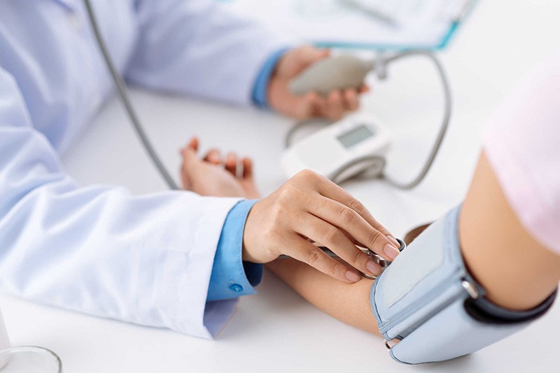 Tăng huyết áp được chuẩn đoán là khi đo huyết áp tại phòng khám có huyết áp tâm thu ≥ 140 mmHg và/hoặc huyết áp tâm trương ≥ 90 mmHg.