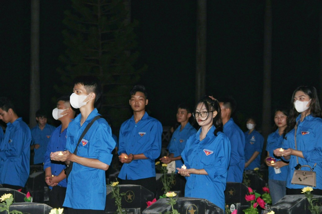 Những ngọn nến lung linh được tuổi trẻ Đông Anh tri ân tới các Anh hùng liệt sỹ, Bà Mẹ Việt Nam Anh hùng